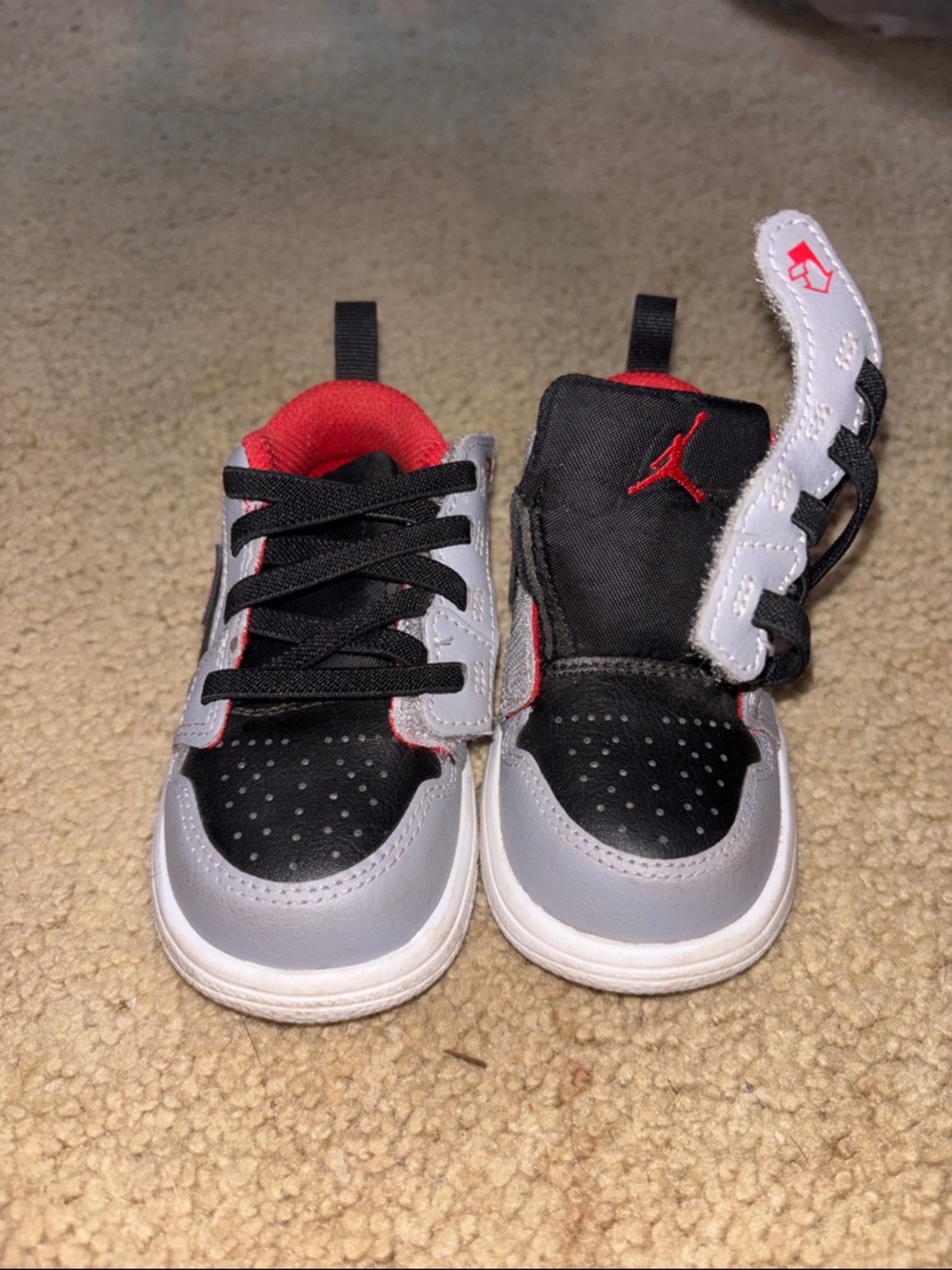 Nike Kids Black, Gray & Red Low-Top Sneakers